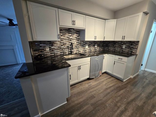 1043 Balmoral Parkway, Flint, MI 48532