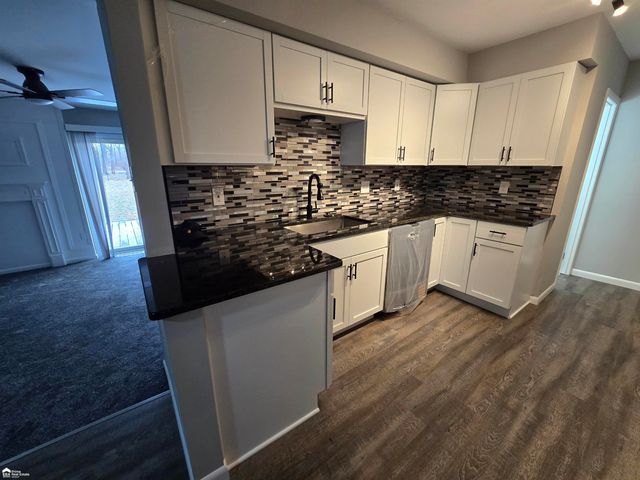 1043 Balmoral Parkway, Flint, MI 48532