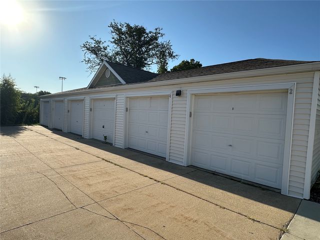 6430 Creekside Drive NE 4, Cedar Rapids, IA 52402