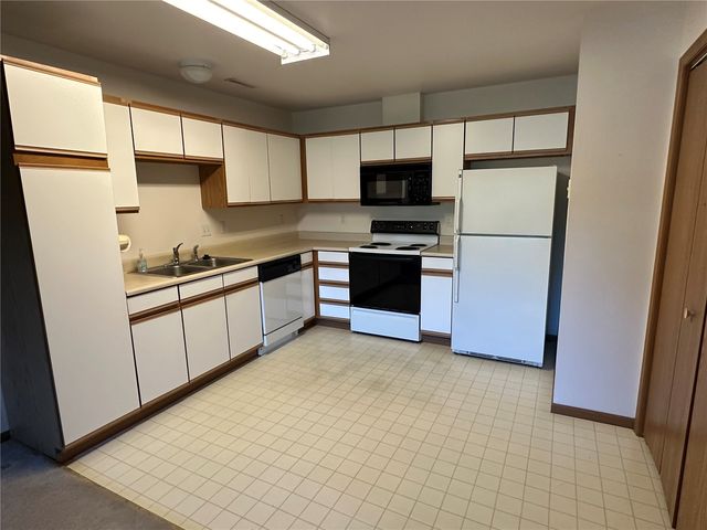 6430 Creekside Drive NE 4, Cedar Rapids, IA 52402