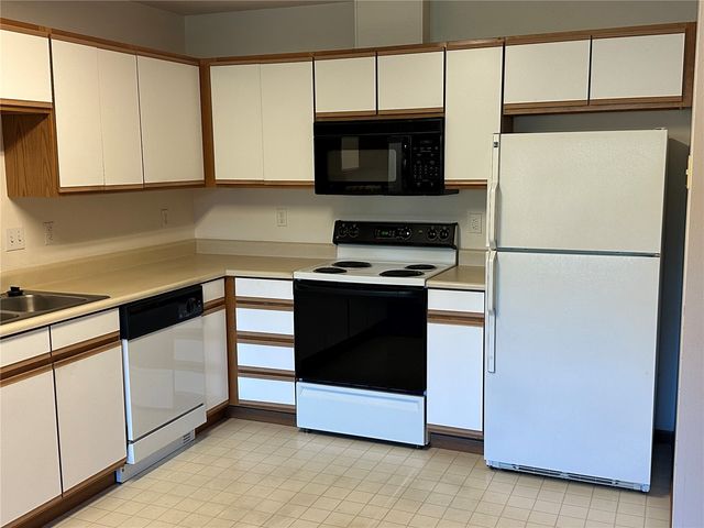 6430 Creekside Drive NE 4, Cedar Rapids, IA 52402