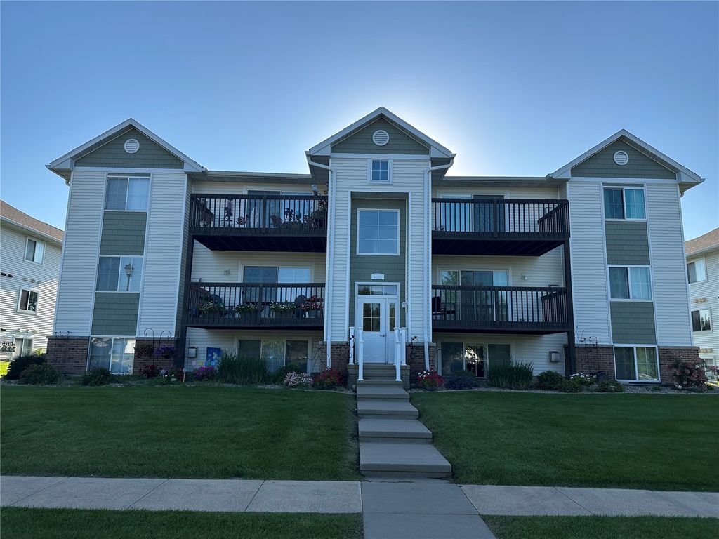 6430 Creekside Drive NE 4, Cedar Rapids, IA 52402