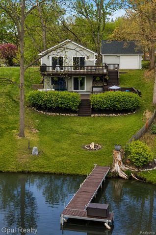 4395 Navarra Avenue, White Lake Charter Township, MI 48383