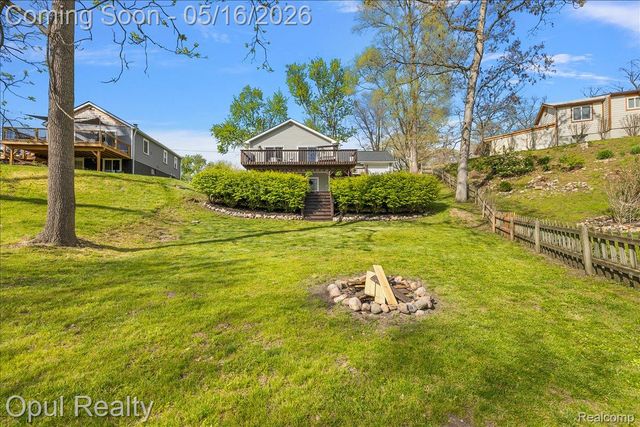 4395 Navarra Avenue, White Lake Charter Township, MI 48383