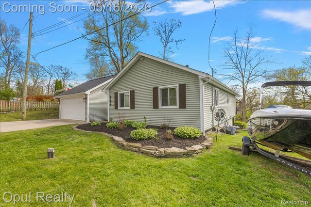 4395 Navarra Avenue, White Lake Charter Township, MI 48383
