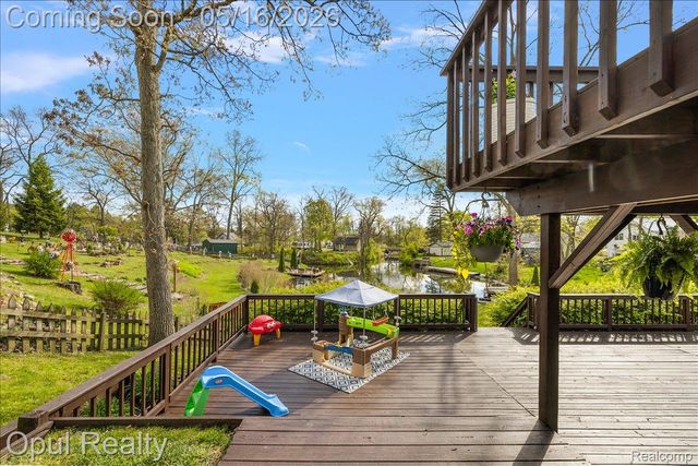 4395 Navarra Avenue, White Lake Charter Township, MI 48383