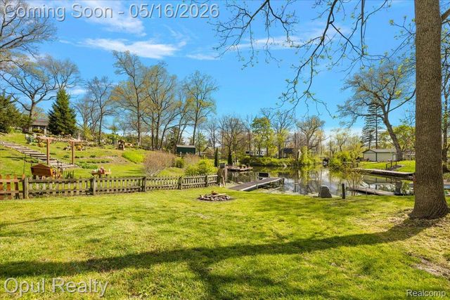 4395 Navarra Avenue, White Lake Charter Township, MI 48383
