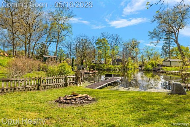 4395 Navarra Avenue, White Lake Charter Township, MI 48383