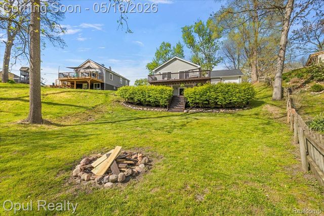 4395 Navarra Avenue, White Lake Charter Township, MI 48383