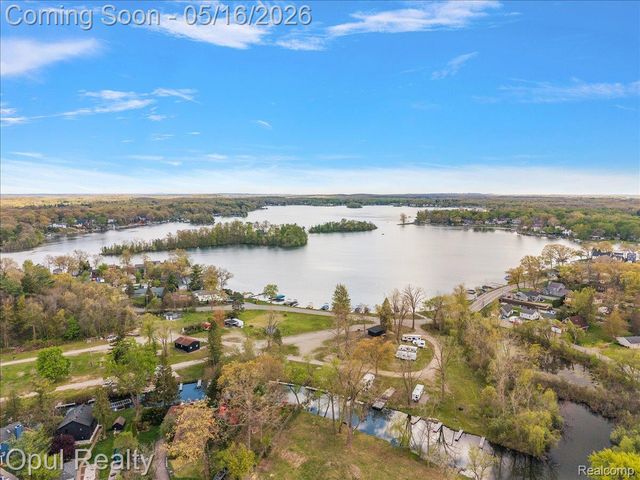 4395 Navarra Avenue, White Lake Charter Township, MI 48383