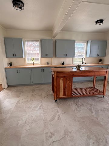 300 E Plummer Street, Eastland, TX 76448