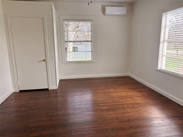 300 E Plummer Street, Eastland, TX 76448