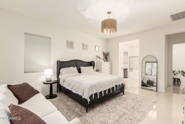 3010 E DESERT Lane, Phoenix, AZ 85042