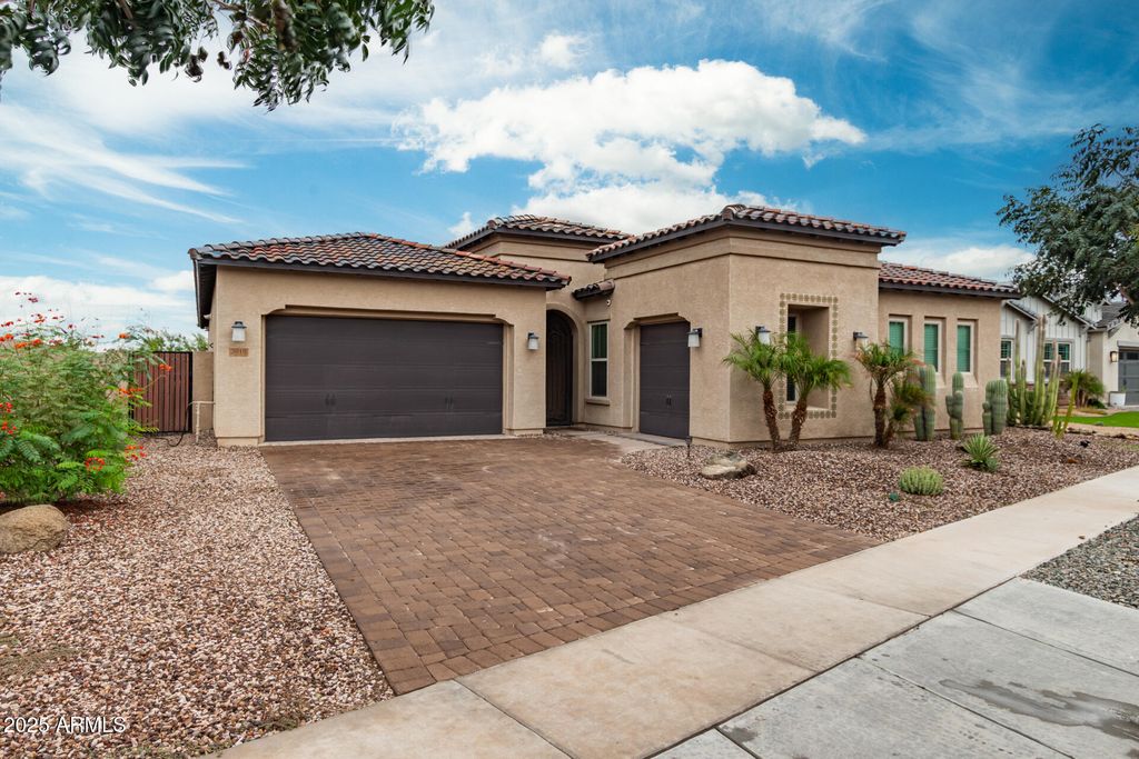 3010 E DESERT Lane, Phoenix, AZ 85042