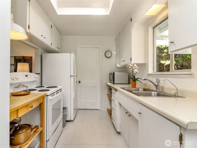 648 SW 107th Avenue, Seattle, WA 98146