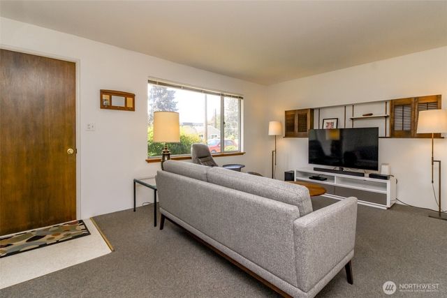 648 SW 107th Avenue, Seattle, WA 98146