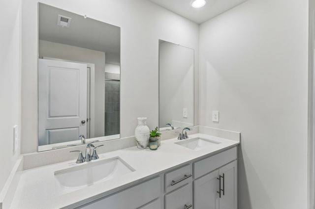 1735 Flora Grv, Hermitage, TN 37076