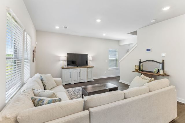 1735 Flora Grv, Hermitage, TN 37076