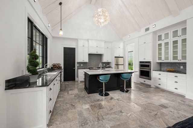 129 Stagecoach Circle, Huntsville, TX 77340
