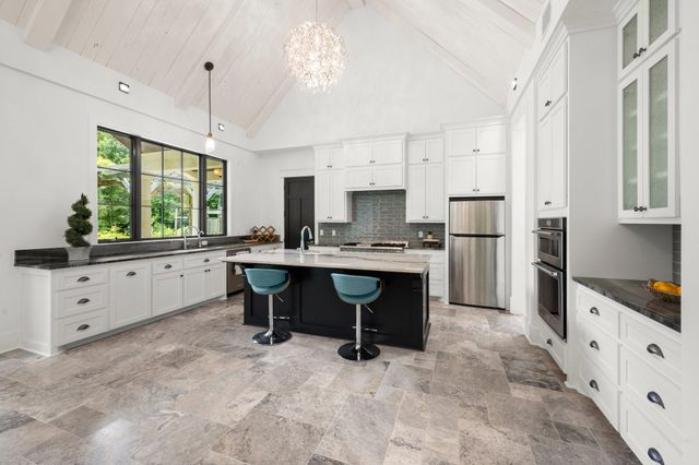 129 Stagecoach Circle, Huntsville, TX 77340