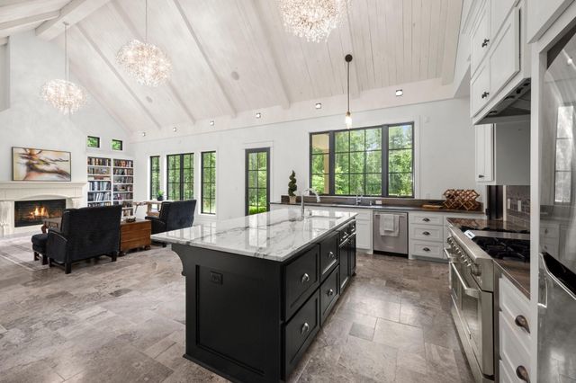 129 Stagecoach Circle, Huntsville, TX 77340