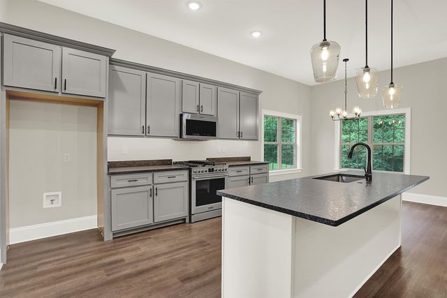 210 WELLINGTON CIR S, Oakland, TN 38068