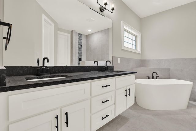 210 WELLINGTON CIR S, Oakland, TN 38068