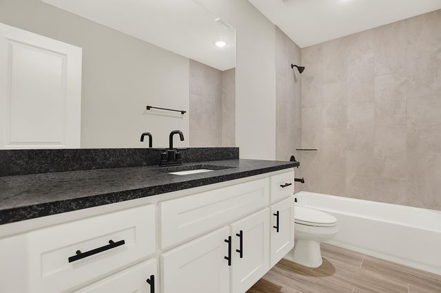210 WELLINGTON CIR S, Oakland, TN 38068