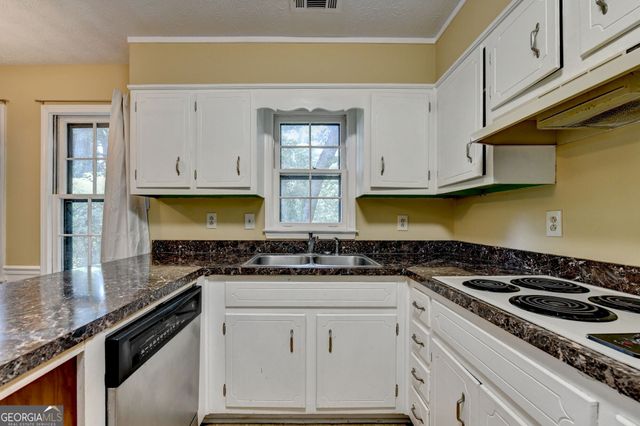 567 Planters Row SW, Lilburn, GA 30047