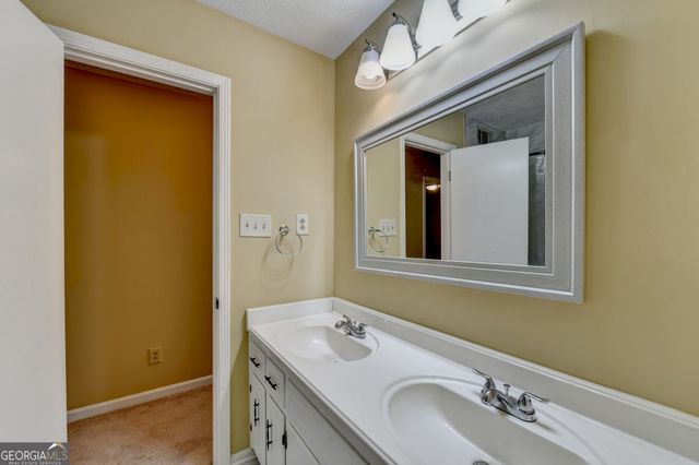 567 Planters Row SW, Lilburn, GA 30047