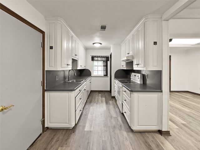 609 NW Lorna Street, Burleson, TX 76028