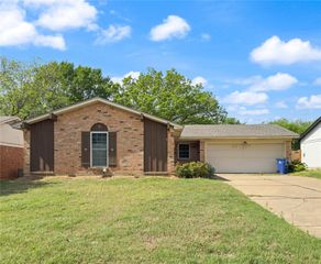 609 NW Lorna Street, Burleson, TX 76028