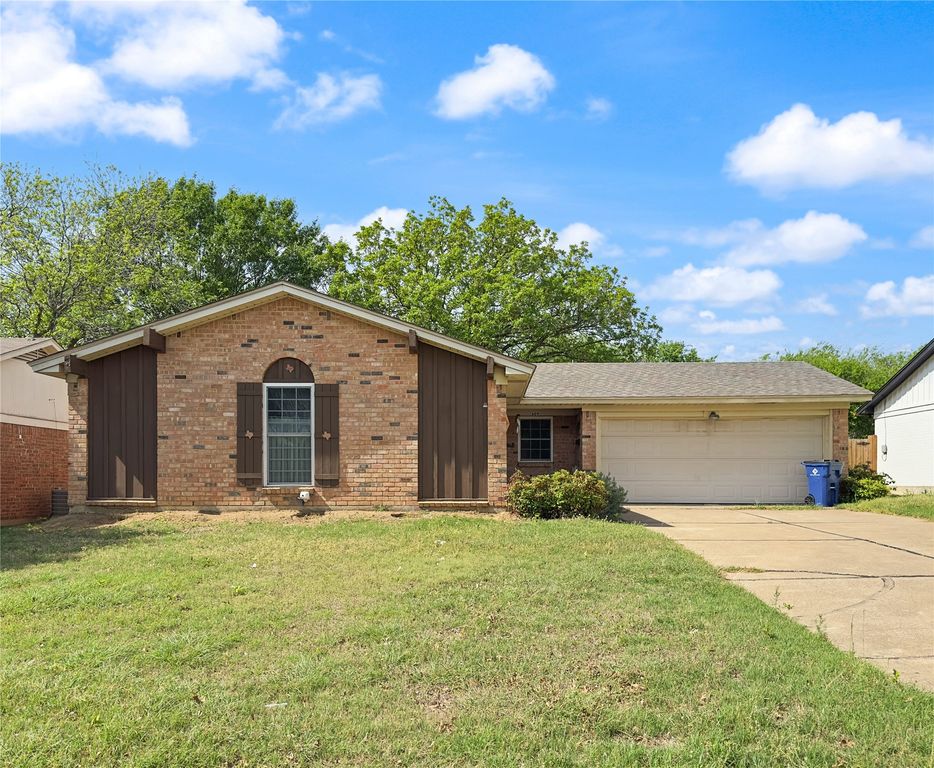 609 NW Lorna Street, Burleson, TX 76028