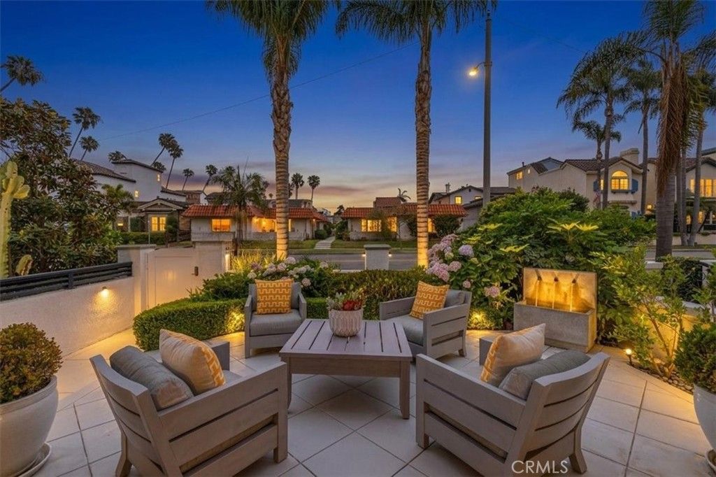 Image 2 of property listing at 617 12th, Huntington Beach, CA 92648