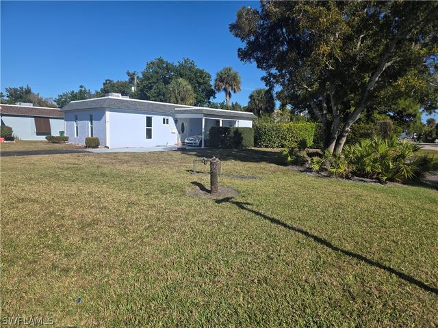 1 Knights Bridge RD A1, Naples, FL 34112