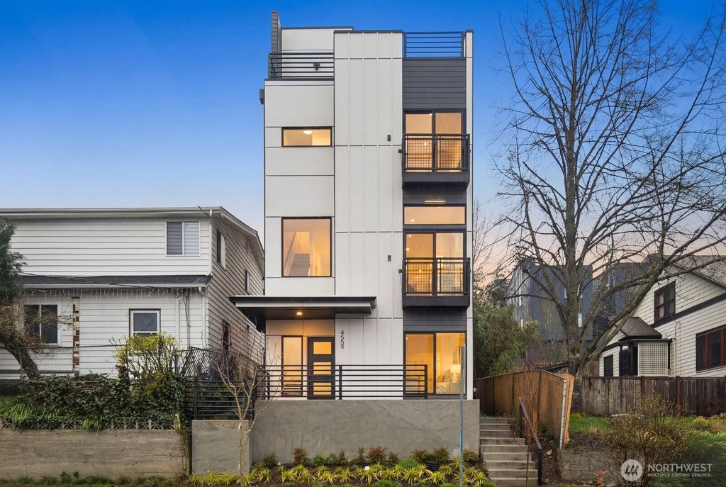 4559 34th Avenue S, Seattle, WA 98118