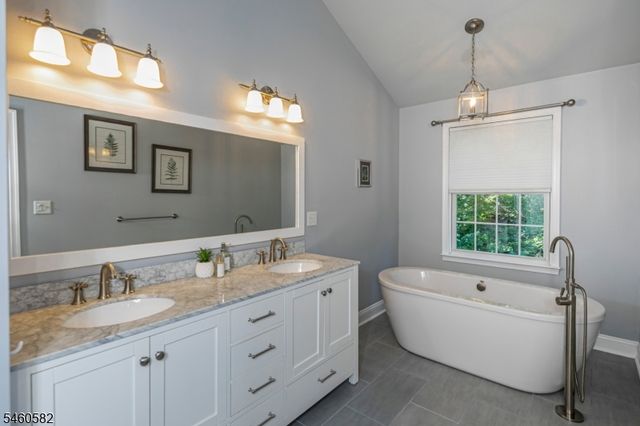 44 Rock Creek Woods Dr, Lambertville City, NJ 08530
