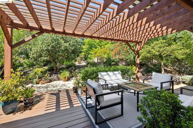 15 Dias Ct, El Sobrante, CA 94803