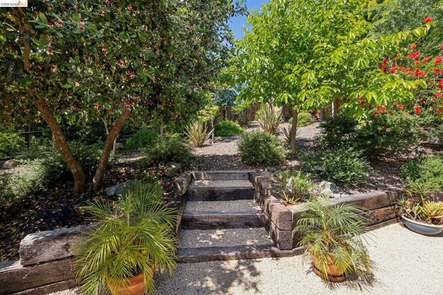 15 Dias Ct, El Sobrante, CA 94803