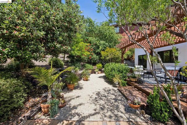 15 Dias Ct, El Sobrante, CA 94803