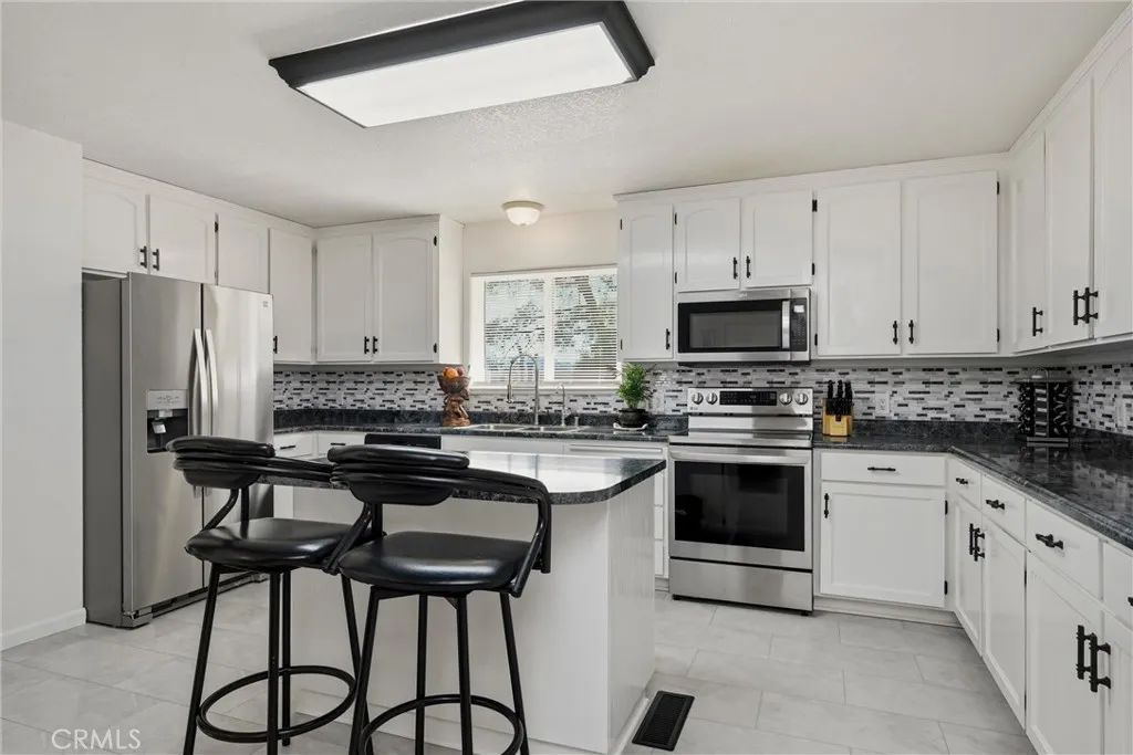 18685 Oak Grove, Hidden Valley Lake, CA 95467