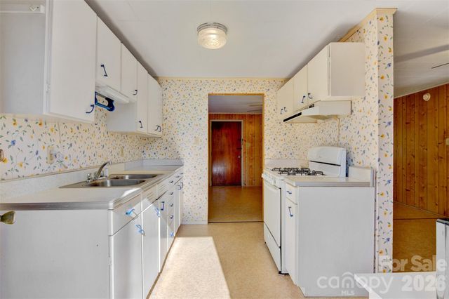 24 W Berkley Street, Granite Falls, NC 28630
