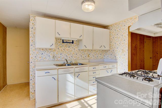 24 W Berkley Street, Granite Falls, NC 28630