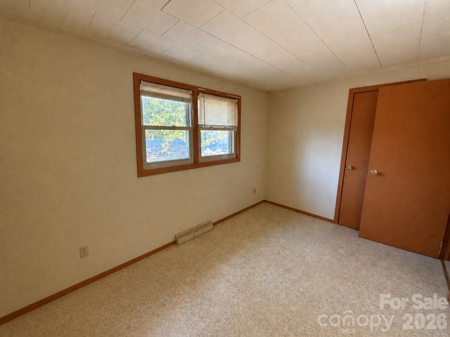 24 W Berkley Street, Granite Falls, NC 28630