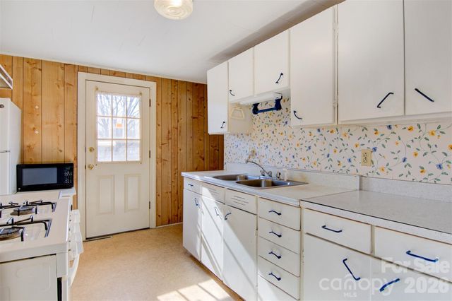 24 W Berkley Street, Granite Falls, NC 28630