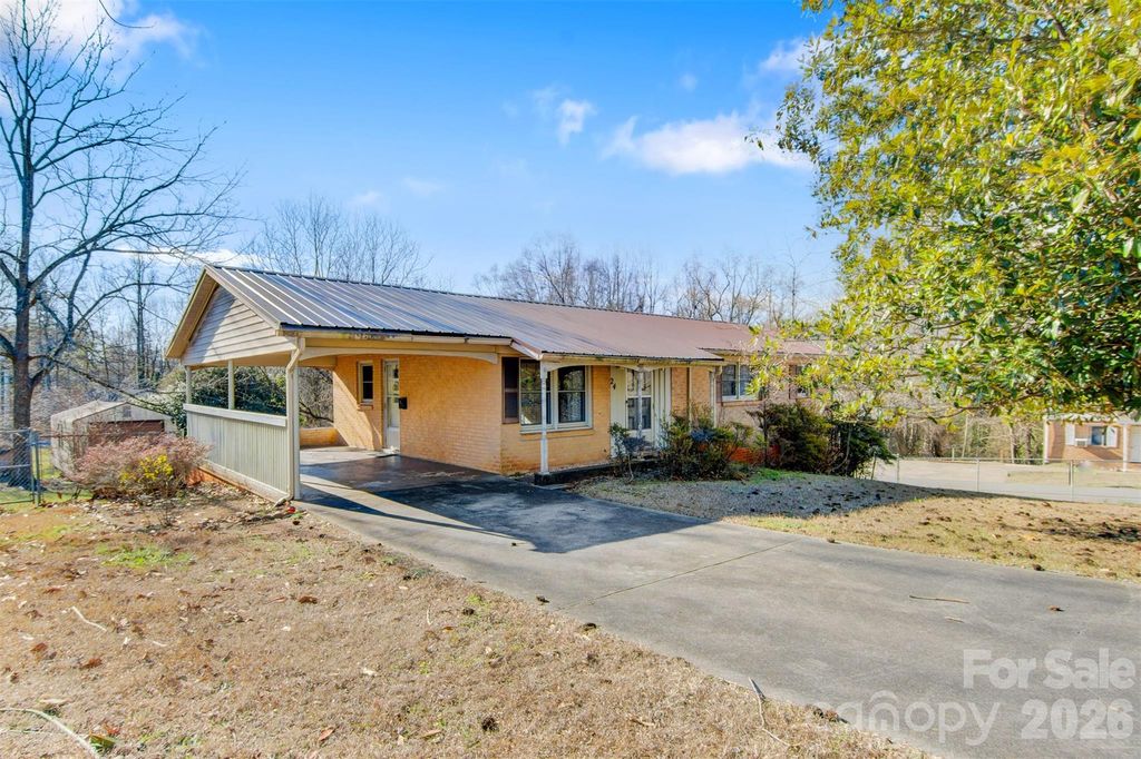 24 W Berkley Street, Granite Falls, NC 28630