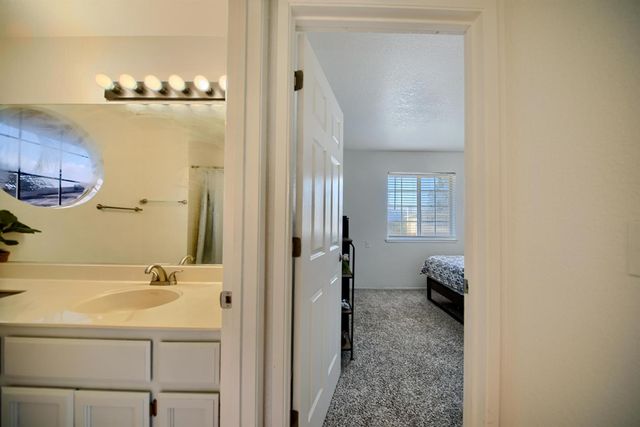 719 Summit Lakes Way, Galt, CA 95632