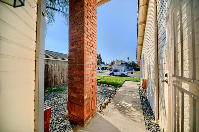 719 Summit Lakes Way, Galt, CA 95632