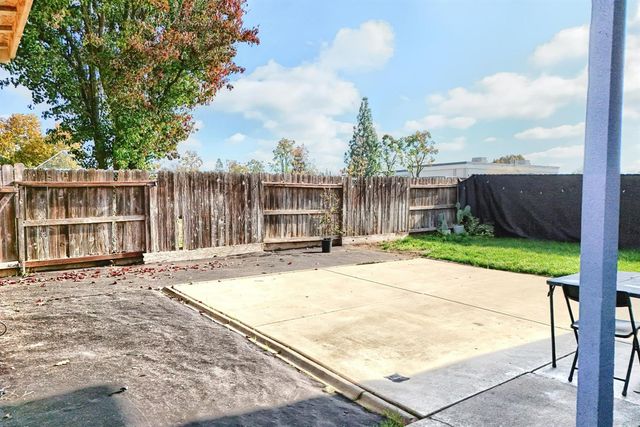 719 Summit Lakes Way, Galt, CA 95632