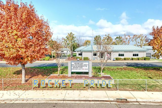 719 Summit Lakes Way, Galt, CA 95632